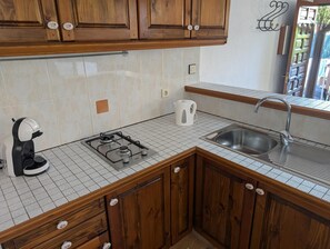 Geladeira, micro-ondas, cafeteira/chaleira, torradeira