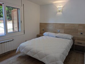 1 quarto, ferros/tábuas de passar roupa, roupa de cama