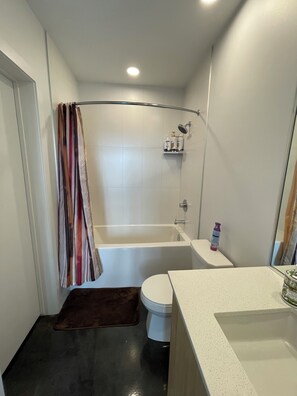 Hårføner, håndklær, såpe og toalettpapir