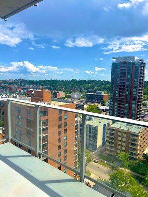 Property grounds - Heaven On Earth, The Condo! Near Calgary Stampede | Free Parking (Calgary)