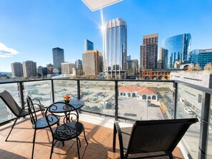 Outdoor dining - Calgary’s Downtown Haven (Calgary)