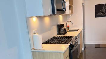 Four à micro-ondes, un four, surface de cuisson, lave-vaisselle