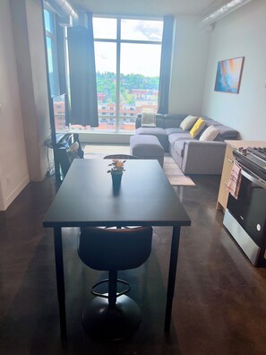 Smart TV - Heaven On Earth, The Condo! Near Calgary Stampede | Free Parking (Calgary)