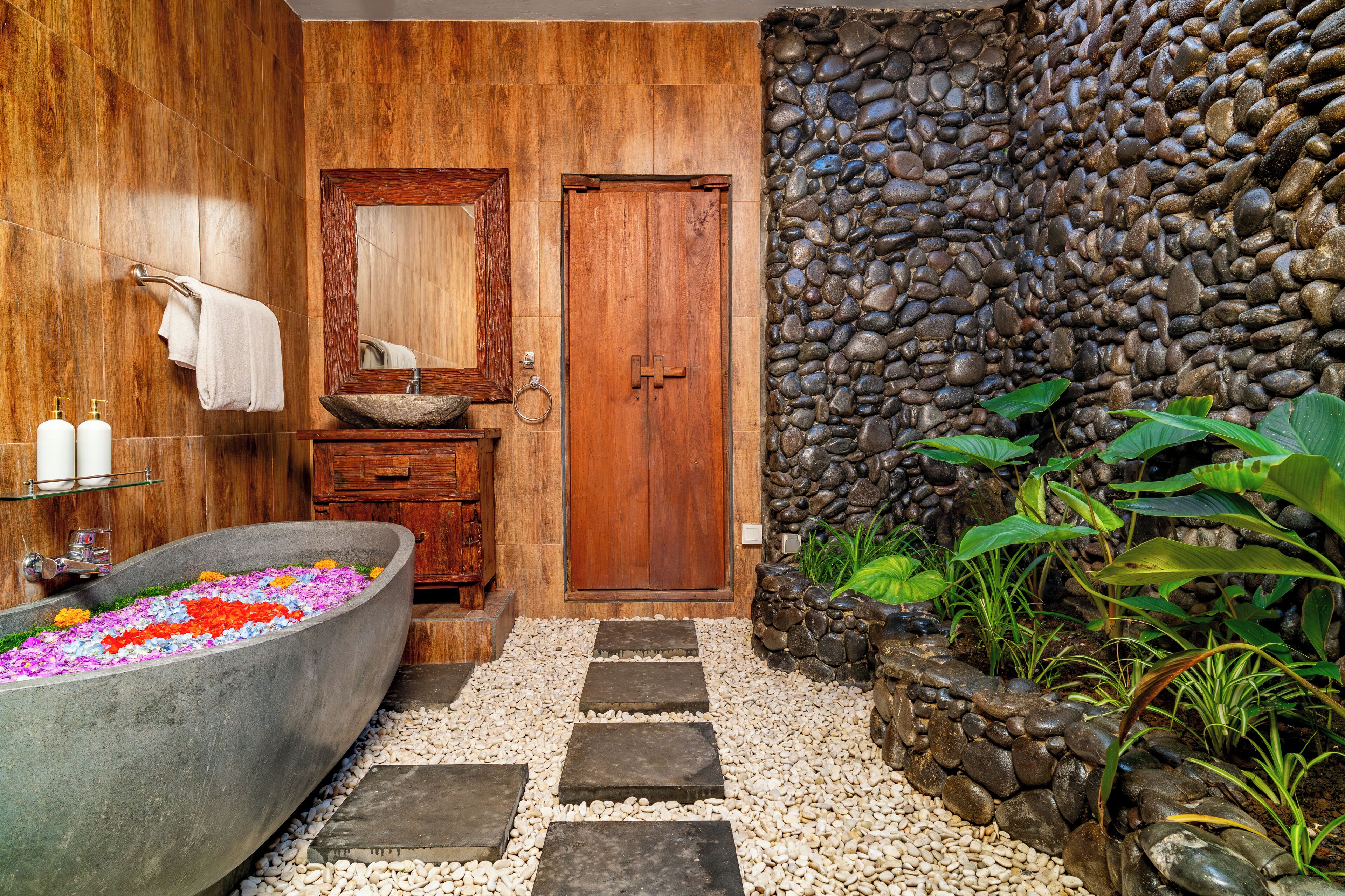 Vila Tradisional, 1 kamar tidur, kolam renang pribadi | Kamar mandi | Bathtub dan shower terpisah, sabun, sampo, dan tisu toilet