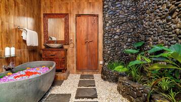 Vila Tradisional, 1 kamar tidur, kolam renang pribadi | Kamar mandi | Bathtub dan shower terpisah, sabun, sampo, dan tisu toilet