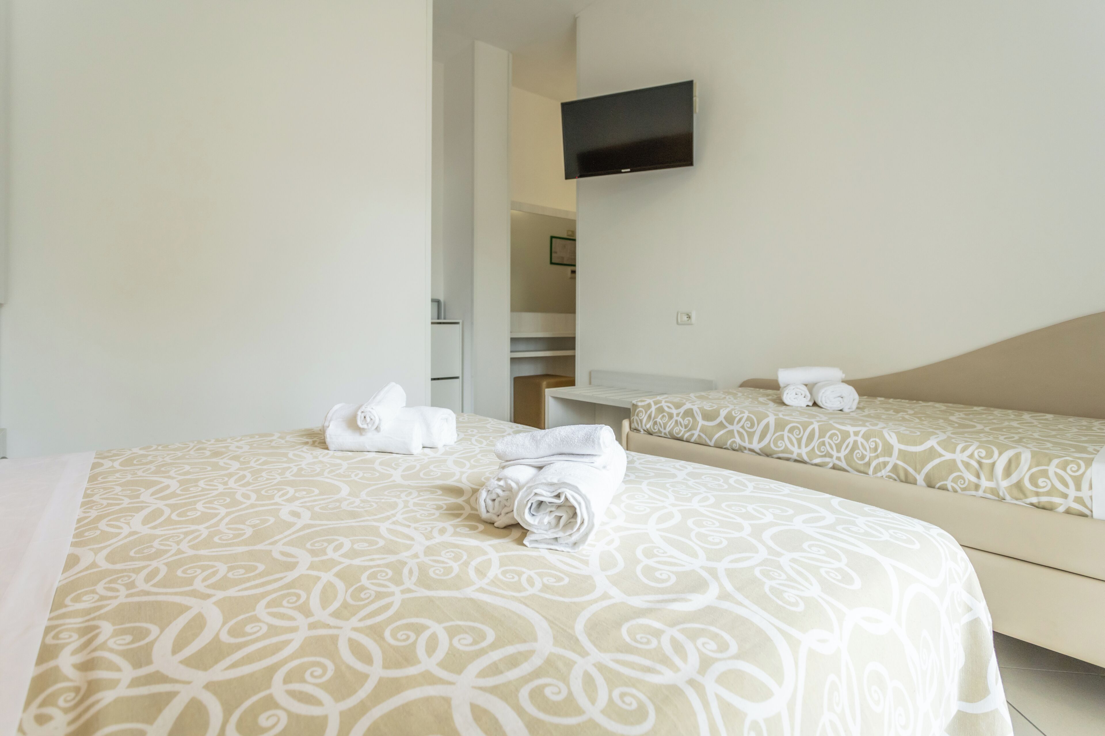 Basic-Vierbettzimmer, Balkon, Gartenblick | Zimmersafe, Schreibtisch, laptopgeeigneter Arbeitsplatz