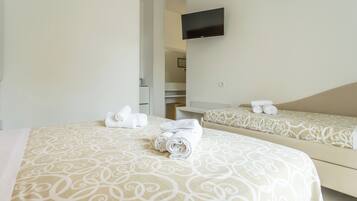 Basic-Vierbettzimmer, Balkon, Gartenblick | Zimmersafe, Schreibtisch, laptopgeeigneter Arbeitsplatz