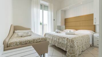 Habitación cuádruple básica, balcón, vistas al jardín | Caja fuerte, escritorio, espacio para trabajar con un portátil