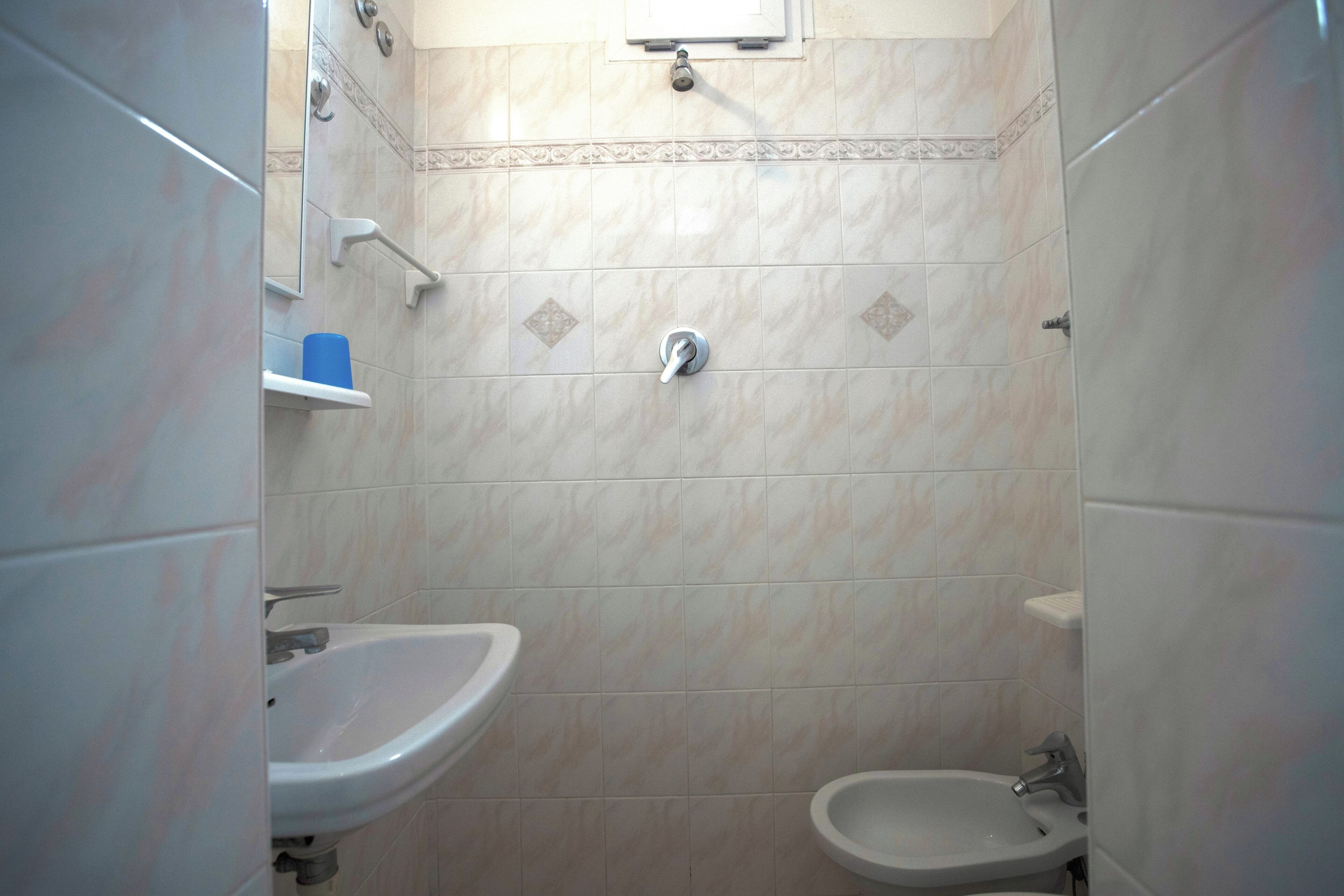 Ein kleines Badezimmer mit Waschbecken, Bidet und Toilette.