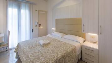 Quarto casal ou duplo, sacada | Cofres nos quartos, escrivaninha, espaço de trabalho para notebook