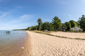 Beach nearby - Luxe 3BR | Bunkhouse + Private Beach | Near Resort (Williamsburg)