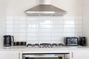 ثلاجة، ميكروويف، فرن، موقد طهي مسطح