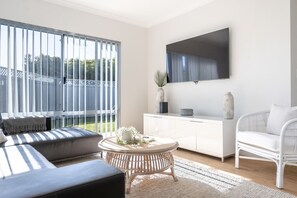 Smart TV - Elegantly Styled Villa In Bunbury (South Bunbury)