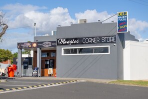 المنشأة من الخارج