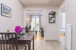 Apartment, 1 Bedroom, Kitchen, City View | In-room dining