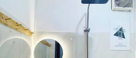 Shower, bidet, towels, toilet paper