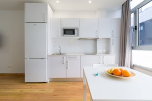 Réfrigérateur, micro-ondes, plaque de cuisson, cafetière/bouilloire