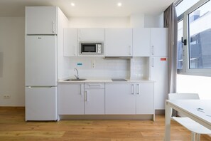 Fridge, microwave, stovetop, coffee/tea maker - Beachfront Apartment in Las Palmas by Las Canteras (Las Palmas de Gran Canaria)