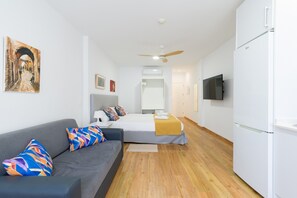 Desk, iron/ironing board, travel cot - Beachfront Apartment in Las Palmas by Las Canteras (Las Palmas de Gran Canaria)