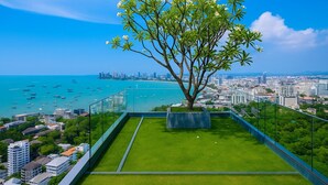 Un balcon agrémenté d’un arbre, d’où l’on peut admirer le panorama de la ville et la mer.