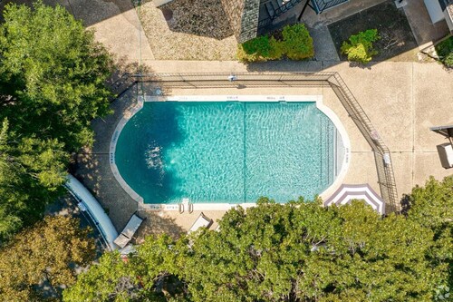 2B Getaway Steps to Dtwn | Sleeps 6 | Pool, Prkg