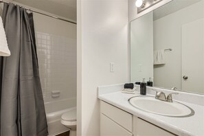 Hair dryer, towels, toilet paper - 2B Getaway Steps to Dtwn | Sleeps 6 | Pool, Prkg (Austin)