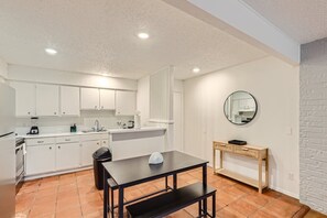 Fridge, microwave, oven, stovetop - 2B Getaway Steps to Dtwn | Sleeps 6 | Pool, Prkg (Austin)