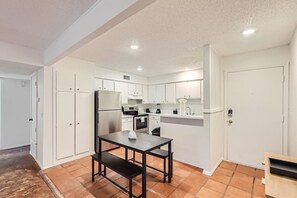 Fridge, microwave, oven, stovetop - 2B Getaway Steps to Dtwn | Sleeps 6 | Pool, Prkg (Austin)