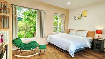 Escritorio y espacio para trabajar con un portátil