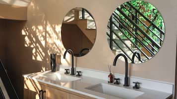 Family Villa | Bathroom | Free toiletries, hair dryer, slippers, towels