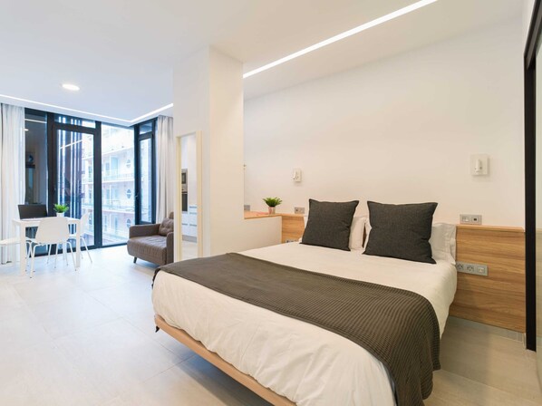 1 室のベッドルーム、ノートパソコン用作業スペース、アイロン / アイロン台