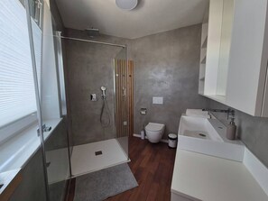 Secadora de cabello, toallas, jabón, papel de baño 