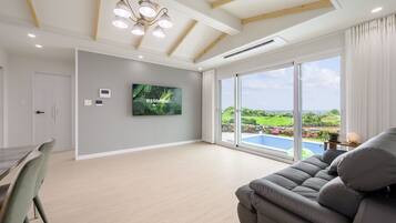 30PY Private Pool Villa | 起居区 | 66-英寸LED 电视(配备有线频道)