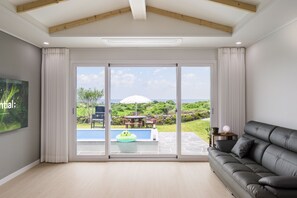 30PY Private Pool Villa | Coin séjour | Télévision LED de 66 pouces avec chaînes par câble