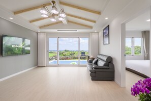 30PY Private Pool Villa | Área de sala de estar | Televisión LED de 66 pulgadas con canales por cable 