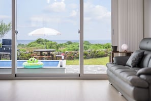 30PY Private Pool Villa | Área de sala de estar | Televisión LED de 66 pulgadas con canales por cable 