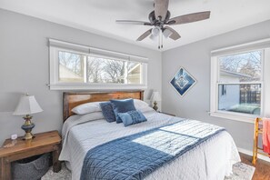 3 habitaciones, tabla de planchar con plancha y cuna de viaje