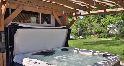 Frankenmuth Dawdy Haus with Hot Tub and Massage Chair- 2 blocks from main street