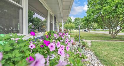Frankenmuth Dawdy Haus with Hot Tub and Massage Chair- 2 blocks from main street