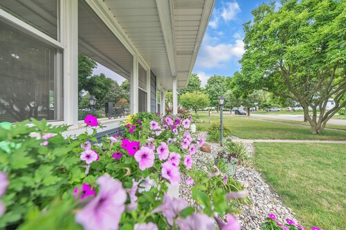 Frankenmuth Dawdy Haus with Hot Tub and Massage Chair- 2 blocks from main street