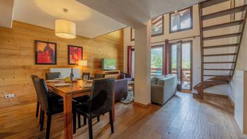 Family Apartment, Multiple Bedrooms (l'Ours Bleu A35 - Ski in Ski out) | Dining