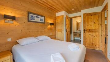 Family Apartment, Multiple Bedrooms (l'Ours Bleu A35 - Ski in Ski out) | 3 bedrooms, free WiFi, bed sheets