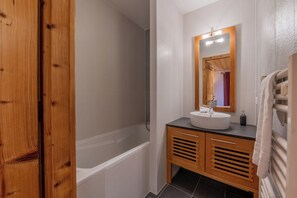 Combined shower/bathtub, hair dryer, towels, soap