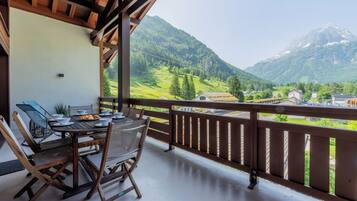 Family Apartment, Multiple Bedrooms (l'Ours Bleu A35 - Ski in Ski out) | Outdoor dining