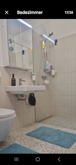 Bruser, hårtørrer, håndklæder, Toiletpapir