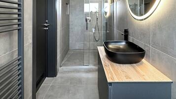 Classic Double Room | Bathroom | Shower, towels, soap, toilet paper