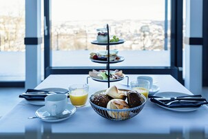 Se ofrece un desayuno continental entre semana (14.30 EUR por persona)
