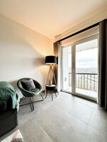 Habitación individual básica, balcón, vistas a la ciudad | Decoración individual, cortinas opacas, wifi gratis y ropa de cama