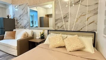 Tabla de planchar con plancha, wifi y ropa de cama