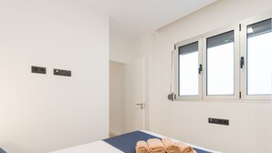 4 habitaciones, tabla de planchar con plancha y muebles diferentes 